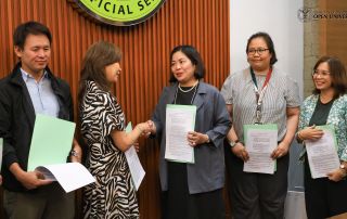 UPOU Chancellor Joane Serrano (right) shaking hands with Tarlac City Mayor Susan Yap (left) with other principal signatories (L-R): Tarlac Governor Christian Yap, UPOU FEd Dean Charisse Reyes, and UPOU FMDS Dean Finaflor Taylan.