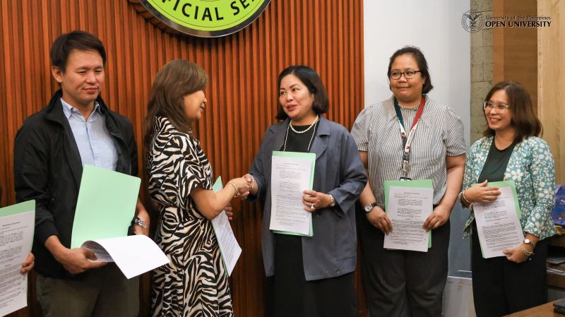 UPOU Chancellor Joane Serrano (right) shaking hands with Tarlac City Mayor Susan Yap (left) with other principal signatories (L-R): Tarlac Governor Christian Yap, UPOU FEd Dean Charisse Reyes, and UPOU FMDS Dean Finaflor Taylan.