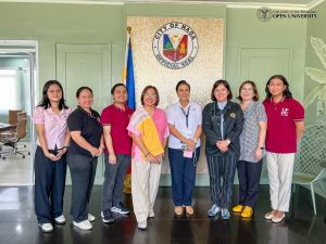 Naga City Mayor Leni Robredo (center) with Chancellor Serrano (3rd from left) and UPOU officials and staff members.