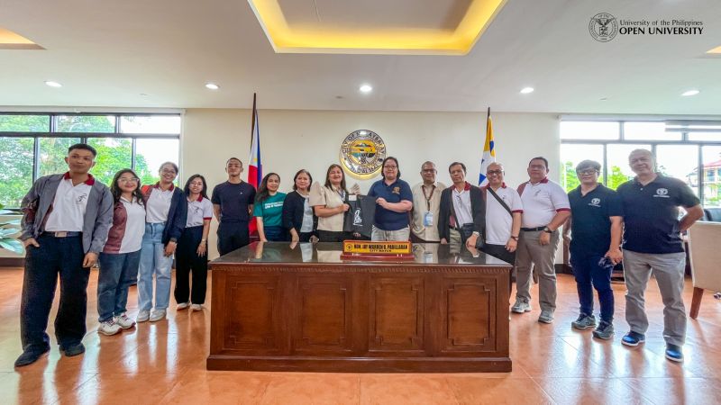 Dean Reyes (center) presents UPOU’s token of appreciation to Atty. Bergado during the University’s visit to the Malaybalay City Government. 