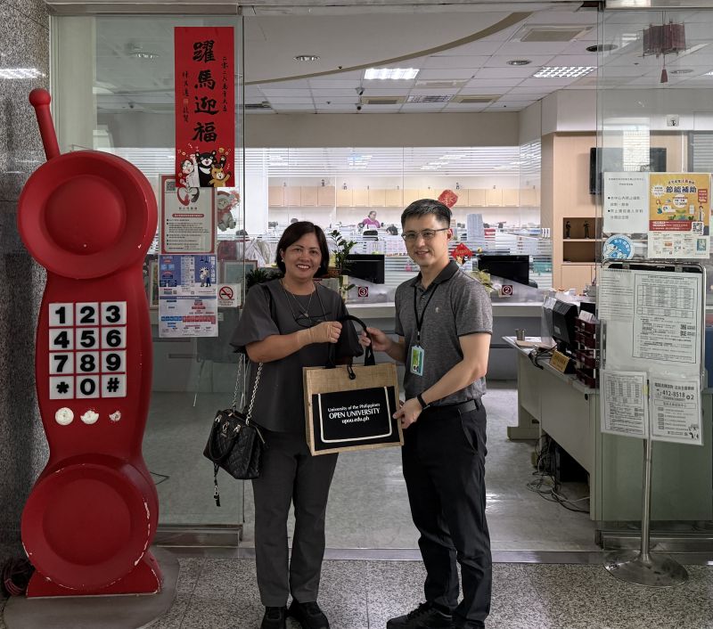 UPOU Chancellor Prof. Joane V. Serrano with Director Tom He during a learning visit to the Kaohsiung 1999 Citizen Service Hotline.