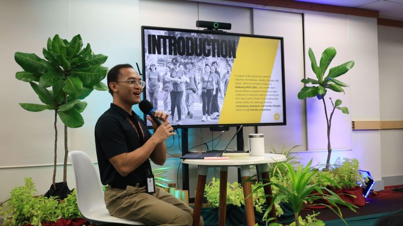 aProf. Calungsod explains the mechanics of STEP UP, a friendly competition among UPOU offices that promotes active lifestyle.