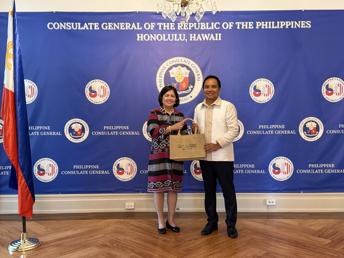 POU Chancellor Prof. Joane V. Serrano presents an institutional token to PCG Honolulu Consul General Arman R. Talbo. (Photo courtesy of PCG Honolulu)