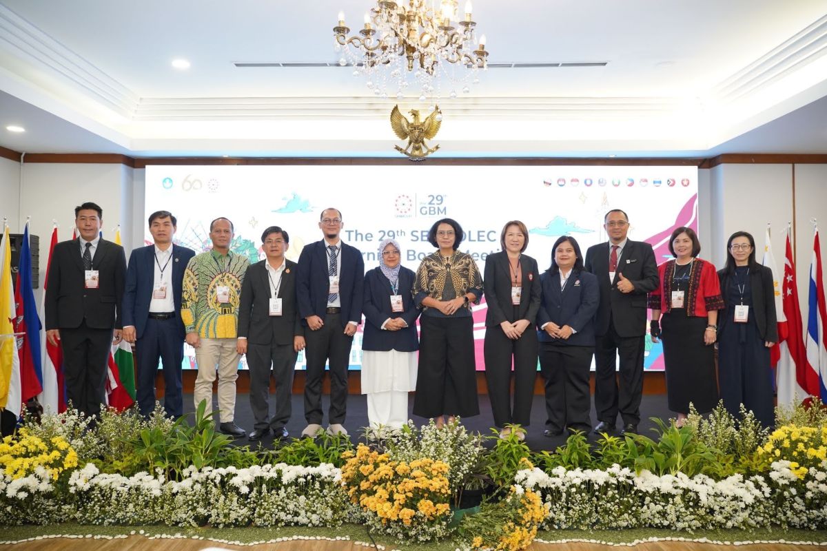 Chancellor Joane V. Serrano of the Philippines, SEAMOLEC Vice-Chairman for the 2026-2029 term, joins fellow members of the SEAMOLEC Governing Board for a group photo.