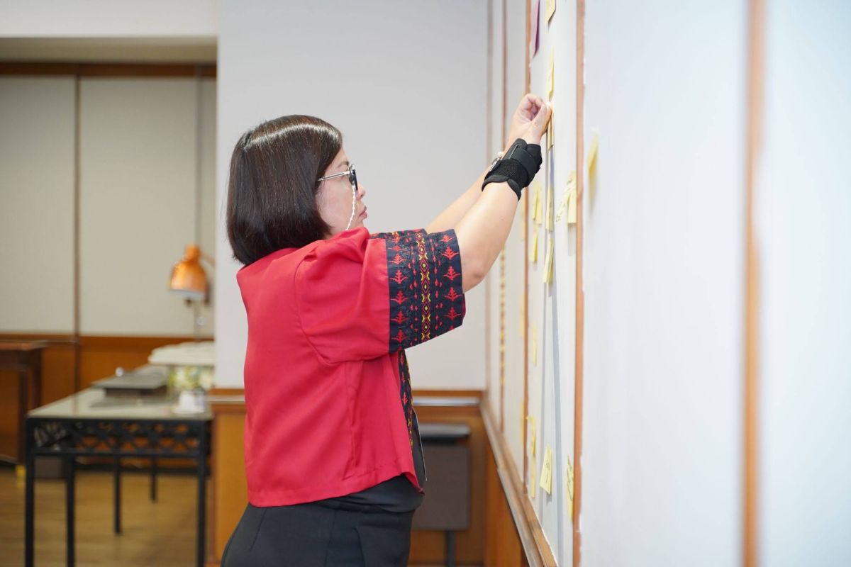 Chancellor Joane V. Serrano participates in the forum group discussion on Open and Distance Learning (ODL) Profile- Leveraging the Baseline to Enhance Education Human Resources Photo credits- SEAMOLEC